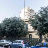 ...separata dalla strada da una recinzione rivestita di panno scuro lunga una settantina di metri 